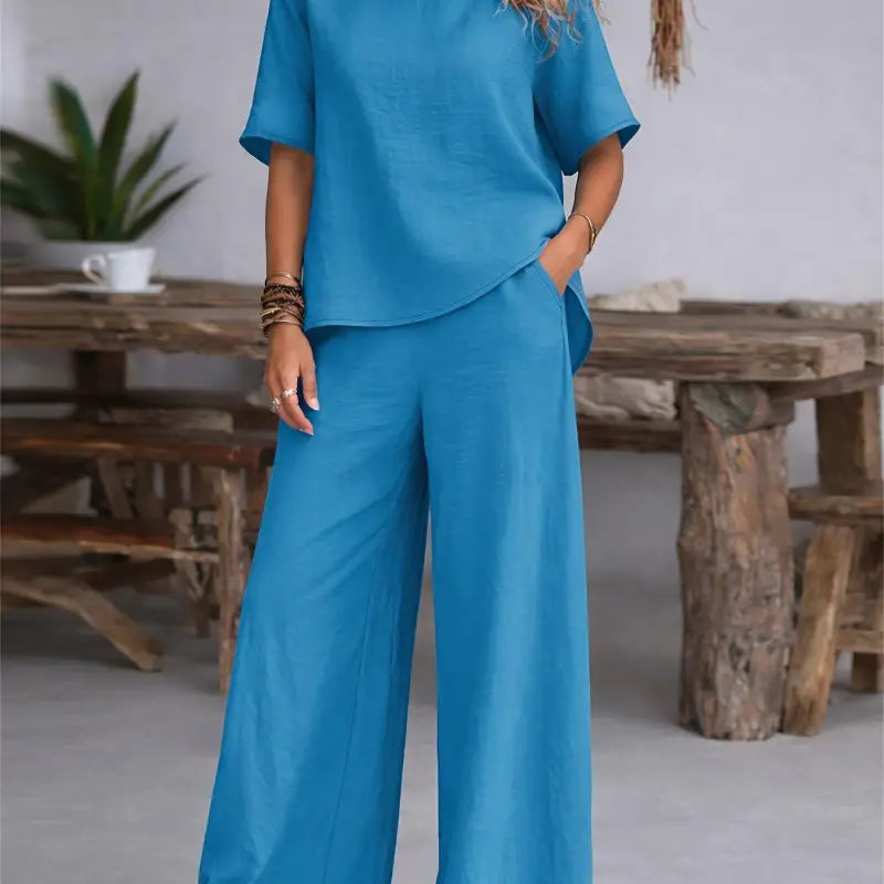 Vibrantes blaues 2-teiliges set damen casual mit kurzarm shirt und weite hose aus weichem, fließendem stoff
