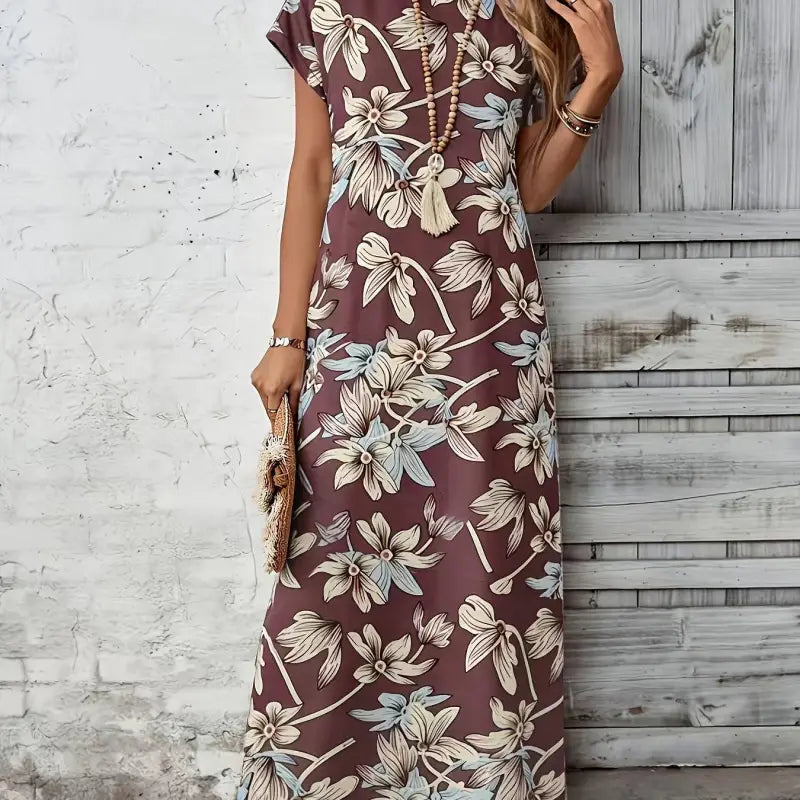 Damen blumenkleid kurzarm mit rundhals in braunem floralmuster mit creme und hellblauen blüten, locker geschnitten