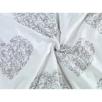 Weißes bettwäsche-set 135x200 4-teilig mit grauen damastmustern in herzform aus allergikerfreundlichem material