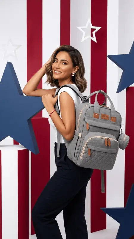 Grauer grovy eltern-rucksack mit gesteppter optik, tanfarbenen lederdetails und vielen fächern zum online bestellen
